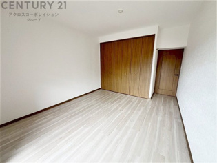 明るい色合いのフローリングとクロスを使用した洋室は家具やインテリアとも調和しやすく空間が広く感じられ開放感を生み出します。自然光を効果的に反射し、室内を明るく保つため、日中の照明使用を抑えられます。
