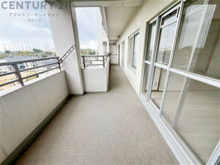 南向きバルコニーは日照が豊富で温暖な陽光を受けられ、植物の育成やリラックススペースとして活用可能です。洗濯物の乾燥が速く、快適な生活環境を提供。自然の光を取り込み、室内を明るくしてくれます。
