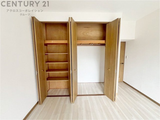 クローゼット型の棚付き収納は、衣類や小物を分類して収納しやすく、見た目もすっきり整理できます。吊るすスペースと棚を組み合わせることで、衣類の形を保ちつつ収納力を最大化できるのが魅力です。