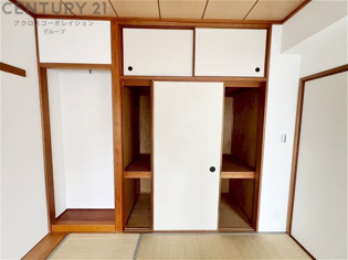 押入れは季節の衣類、寝具などを収納できます。伝統的な美しさと実用性が融合し、収納物を保護する調湿・換気効果があります。使い方によっては書類や小物なども効果的に整理でき空間を有効活用できます。
