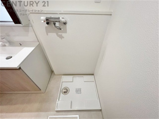 洗濯物の仕分け作業がしやすく、整理整頓が容易になります。洗濯音や湿気を他の部屋に持ち込まず、生活環境を快適に保ちます。上部を活用すれば収納スペースを確保でき洗剤や洗濯用品の整理もしやすくなります。
