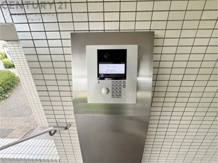 オートロック式エントランスは他の住民や外部の人間が簡単に出入りできないため、個々の住戸が安全に保たれます。同時に、訪問者が来訪する場合にはインターホン等で確認することができ、不要な来客を遮断できます。