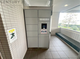 宅配ボックスは荷物の受け取りや配達が便利で安全です。不在時でも荷物が確保され、盗難や損傷のリスクが減少。受け取り時間の柔軟性が向上。外出先からでも荷物の受け取りや預けが可能となります。
