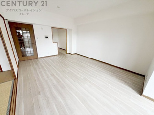 リビングダイニングは家族や友人とのコミュニケーションを楽しむ場所でくつろぎながら食事や会話を楽しめ、多目的に利用できリラックスできる空間です。家庭内の中心として機能し、快適な生活をサポートします。
