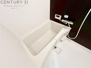 ユニットバスは省スペースでありながら、シンプルな設計と使いやすさを備え、簡便なメンテナンスが可能です。またミラー・小物置き場もあり便利です。
