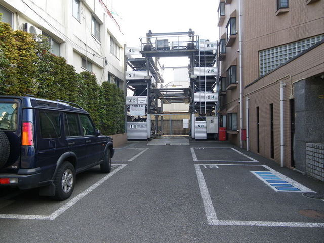 クリアコート烏山の駐車場