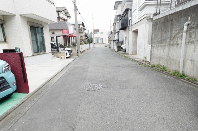 【バルコニー】 | 富士見市渡戸1丁目　中古一戸建住宅　(ふじみ野店) | 2部屋に面するバルコニー。
奥行のあるバルコニーは洗濯物を干すのにも便利ですね！