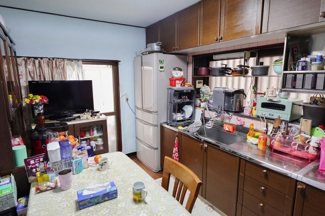 【キッチン】 | 富士見市渡戸1丁目　中古一戸建住宅　(ふじみ野店) | 豊富な収納スペースがうれしいキッチン。
出窓を設け、キッチンが奥行のある印象に。