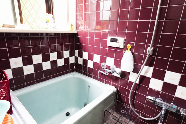 【浴室】 | 富士見市渡戸1丁目　中古一戸建住宅　(ふじみ野店) | 窓からの光が差し込む浴室。
一日の疲れを癒すリラックス空間。