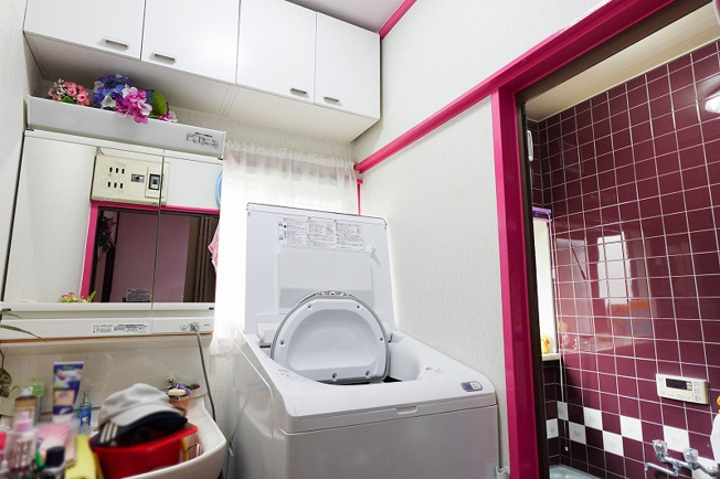 【洗面所】 | 富士見市渡戸1丁目　中古一戸建住宅　(ふじみ野店) | 上部にも収納棚を配し、タオルやバス用品、洗剤のストック等もすっきり収納！