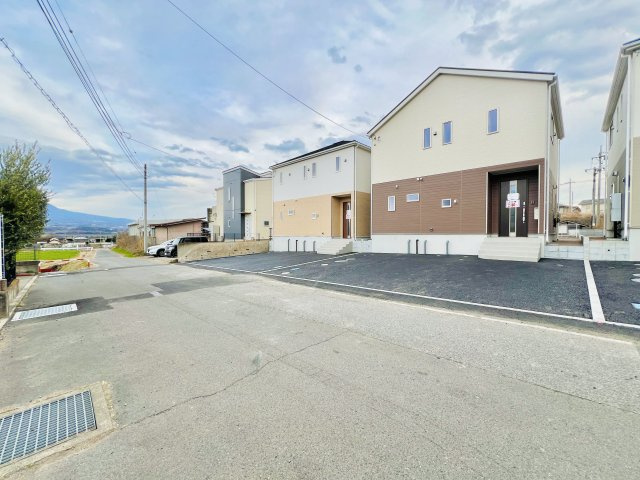 吉岡町下野田の前面道路含む現地写真|大きな車をお持ちの方や、駐車が苦手な方にもおススメ♪