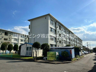 【周辺】 | 広い敷地内にゆったりと建てられた団地です