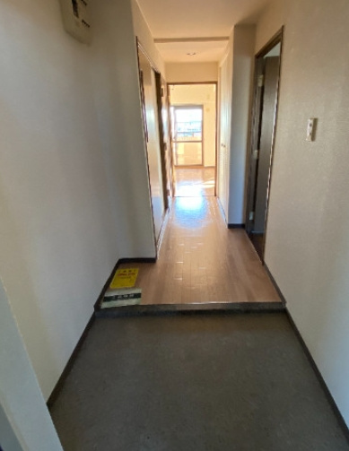 加島フラットの玄関