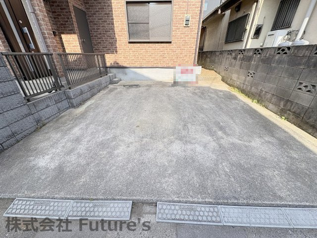 三郷市高州1丁目　中古戸建の駐車場|カースペースは広々としています