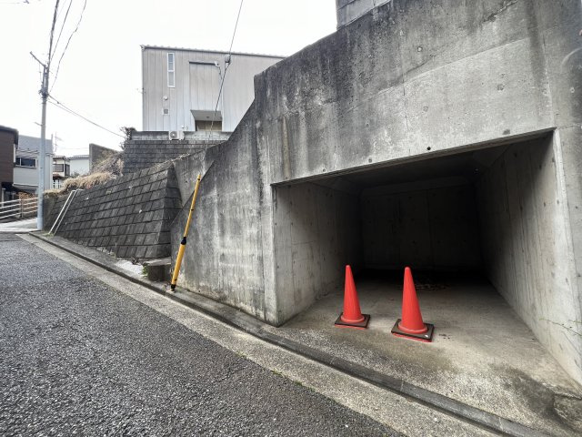 駐車場は雨よけ状態！広さある土地♪【神奈川区三ツ沢東町】売地の前面道路含む現地写真