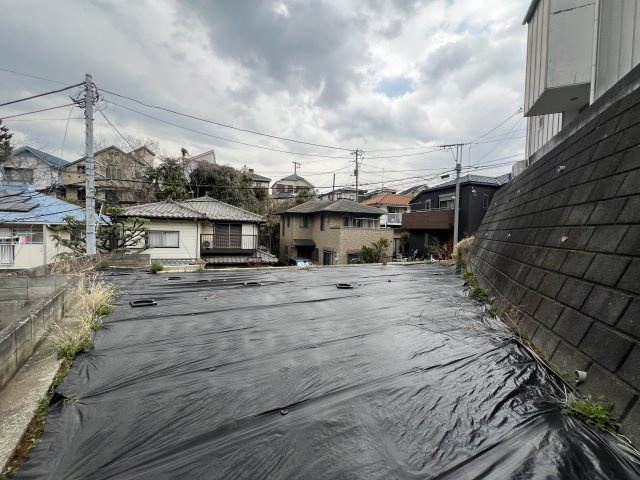 駐車場は雨よけ状態！広さある土地♪【神奈川区三ツ沢東町】売地の外観