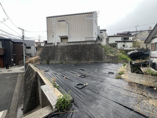駐車場は雨よけ状態！広さある土地♪【神奈川区三ツ沢東町】売地の外観