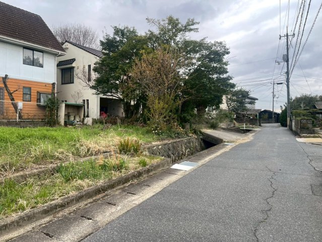東粒浦　のどかな分譲団地の中の角地の前面道路含む現地写真