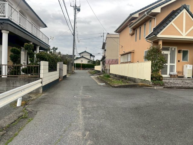 東粒浦　のどかな分譲団地の中の角地の前面道路含む現地写真