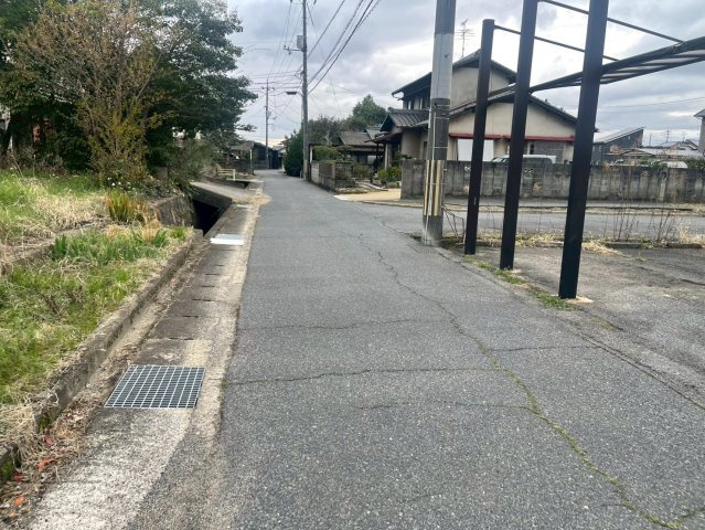 東粒浦　のどかな分譲団地の中の角地の前面道路含む現地写真