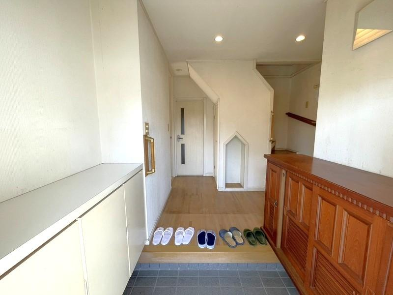 横浜新町１丁目　中古戸建の玄関