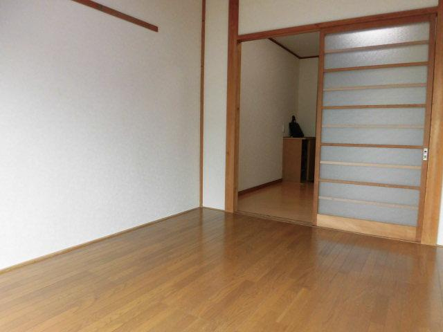 さいたま市桜区大字下大久保の賃貸マンションの居間・リビング|こちらのリビングで趣味の時間をお楽しみください