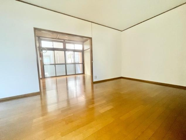 コーポ谷口の居間・リビング|こちらのリビングで趣味の時間をお楽しみください