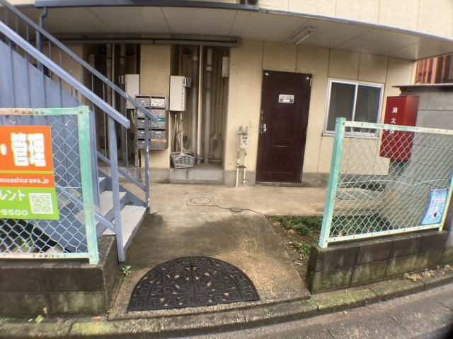 西沢マンションのエントランス