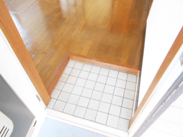 コーポさくらの玄関|収納もある玄関です