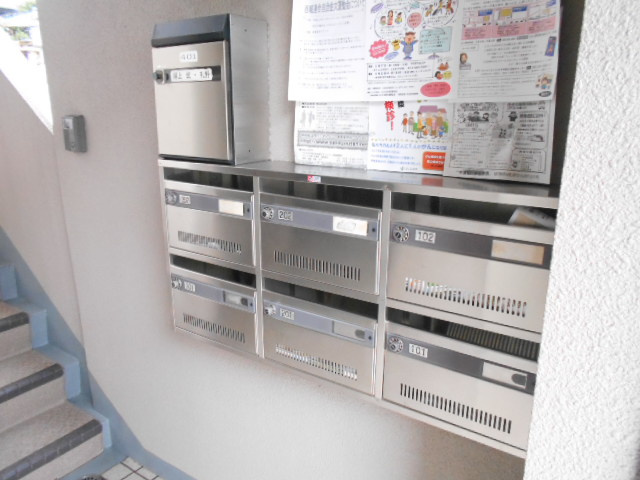 さいたま市桜区西堀１丁目の賃貸マンションのエントランス|ダイヤル付ポスト