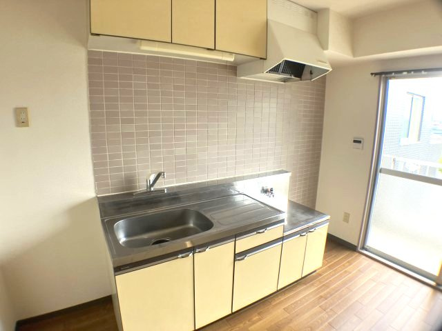 グレーストーエイのキッチン|コンパクトなキッチンで掃除もラクラク