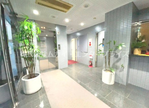 ダイビスビルのロビー|ゆとりのあるロビーです