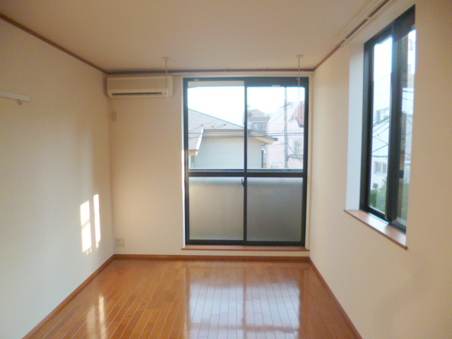 フォレスト高円寺の居間・リビング|★南向き２面採光の明るいお部屋です★