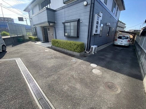 エステートピアドミールの駐車場