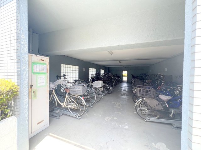 コスモ立川サングレイス　の駐車場