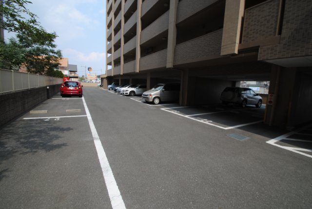レジデンス東櫛原の駐車場