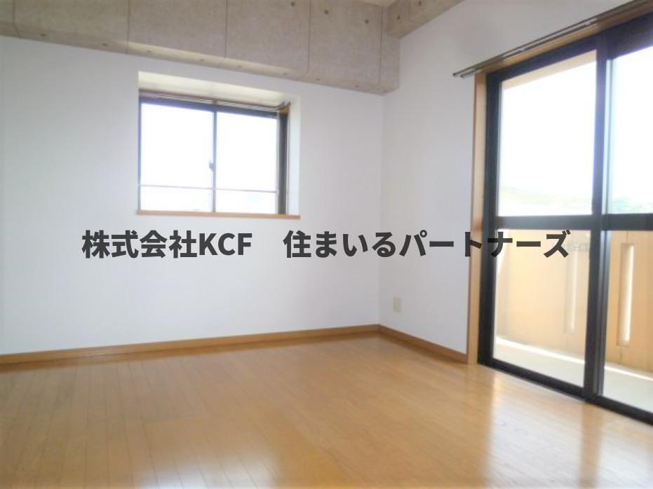 エスポワールの居間・リビング|開放的な寝室です