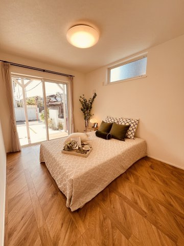 海と空と家族と。片瀬海岸でゆとりある暮らし。の洋室|1階主寝室6.1畳
1階に設けた主寝室。
ウッドデッキとつながることで、開放感と暮らしやすさを両立しています。