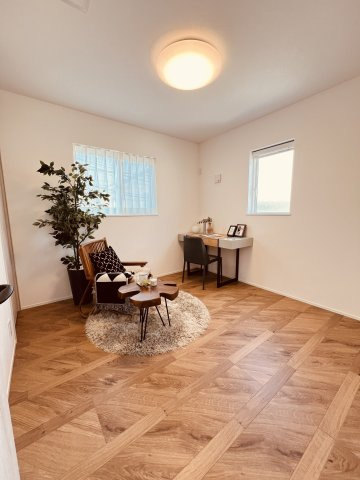 海と空と家族と。片瀬海岸でゆとりある暮らし。の洋室|2階洋室5.4畳
読書・仕事・ひとり時間。自分だけの居場所があるって、ちょっと贅沢。
ライフスタイルに寄り添う、もう一つのプライベートルーム。