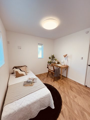 海と空と家族と。片瀬海岸でゆとりある暮らし。の洋室|1階洋室5.4畳
ベッドルームとしても、書斎としても。
静かに落ち着けるこの空間が、毎日にちょうどいい。