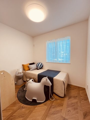 海と空と家族と。片瀬海岸でゆとりある暮らし。の洋室|1階洋室4畳
コンパクトだけど、落ち着ける空間。
趣味部屋・子ども部屋・書斎としても使える“ちょうどいい”サイズ感