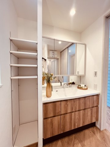 海と空と家族と。片瀬海岸でゆとりある暮らし。の独立洗面台|タオルや日用品もすっきり収まるオープン収納付き。
忙しい朝も、気持ちよくスタートできる洗面スペース。