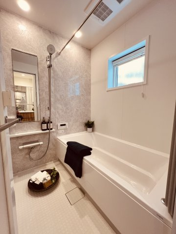 海と空と家族と。片瀬海岸でゆとりある暮らし。の浴室|ゆったり入れるサイズ感と、落ち着いた色味のアクセントパネル。
お気に入りの入浴剤と音楽を準備したくなる、癒しの空間。
毎日が少しだけ特別になるバスルームです。