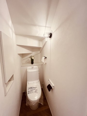 海と空と家族と。片瀬海岸でゆとりある暮らし。のトイレ|清潔感が際立つトイレスペース。