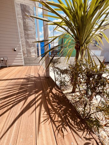 海と空と家族と。片瀬海岸でゆとりある暮らし。の外観|「時間とともに表情を変える、影のアート。」
ヤシ系の植栽とデッキの組み合わせがつくる、湘南らしいリゾートのような一コマ。
何気ない日常に、心地よい非日常を。