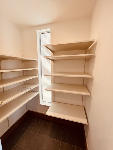 海と空と家族と。片瀬海岸でゆとりある暮らし。の玄関|「“ととのう玄関”の秘密は、この土間スペース。」
靴やアウトドア用品はもちろん、ベビーカーやペット用品の一時置きにも。
窓付きで明るさも◎、見た目も機能性も両立した収納空間。