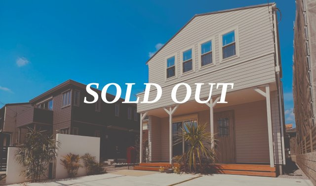 海と空と家族と。片瀬海岸でゆとりある暮らし。の外観|駅近×海近。
洗練されたラップサイディングとシンメトリーな窓配置が美しい、アメリカンスタイルのファサード。