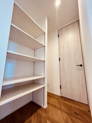 海と空と家族と。片瀬海岸でゆとりある暮らし。の収納|「使いやすさをとことん考えた、暮らし上手な収納。」
パントリーにも、掃除道具の収納にも◎自由度の高い可動棚で、日常の“ちょっと助かる”をカタチに。