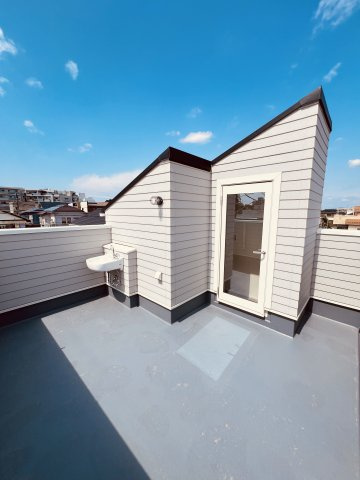 海と空と家族と。片瀬海岸でゆとりある暮らし。のバルコニー|約7.1畳のルーフバルコニーは、スロップシンク付き。
この開放感、プライベート空間。青空の下で、朝食・読書・星空観察も思いのまま。