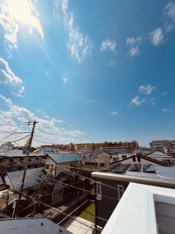 海と空と家族と。片瀬海岸でゆとりある暮らし。の展望|見上げる空も、見下ろす景色も、ちょっと特別。
開放感ある抜け感と、やわらかく広がる青空。
毎日が少しだけ豊かに感じられる、そんなロケーションです。